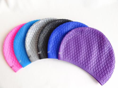 游泳戴硅膠的好還是布的好，硅膠泳帽和布泳帽哪個(gè)更舒服？